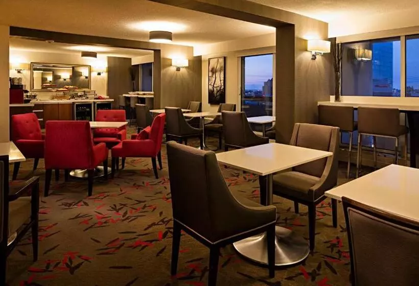 اتاق استاندارد با تخت بزرگ, Delta Hotels By Marriott Winnipeg