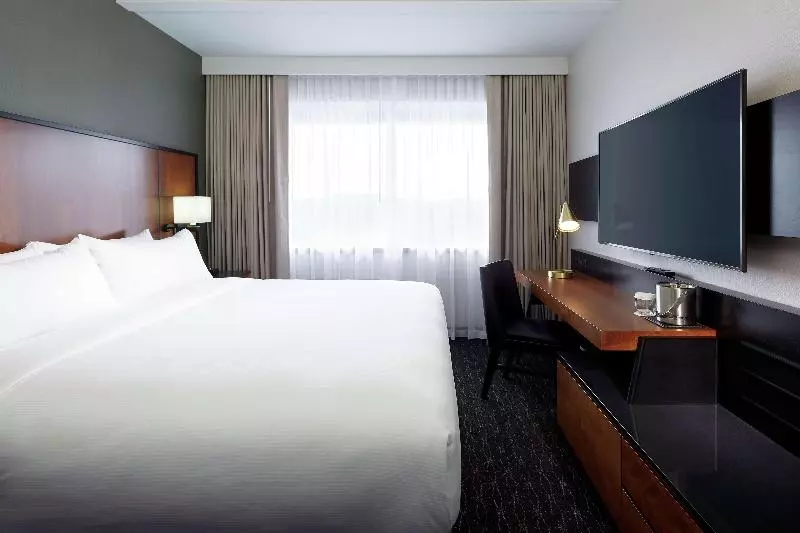 اتاق استاندارد با تخت بزرگ, DoubleTree by Hilton Montreal Airport
