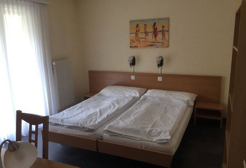 חדר משפחתי, Europe Brig