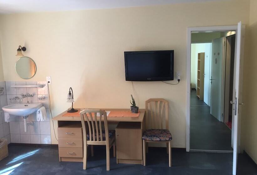 חדר משפחתי, Europe Brig