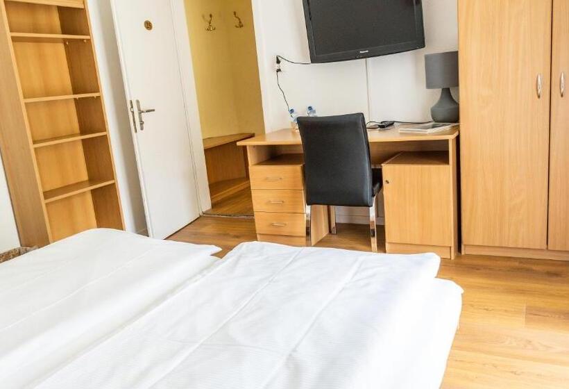 חדר משפחתי, Europe Brig