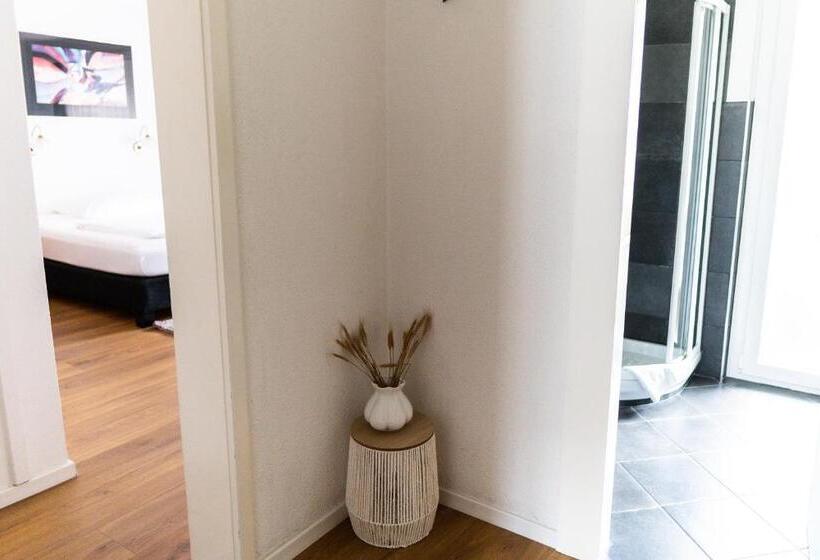 חדר בסיסי, Europe Brig