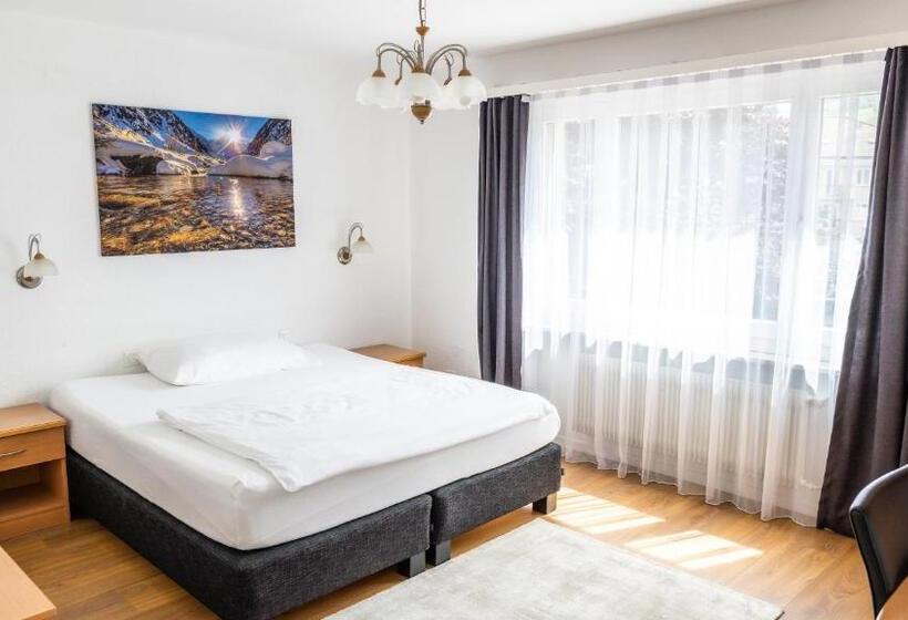 חדר בסיסי, Europe Brig