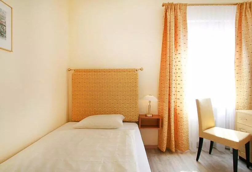 Quarto Individual Clássico, Garni Golf