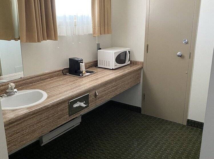 غرفة قياسية, Ramada By Wyndham Thunder Bay Airlane