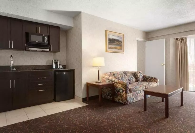 سوییت لوکس, Travelodge By Wyndham Lloydminster