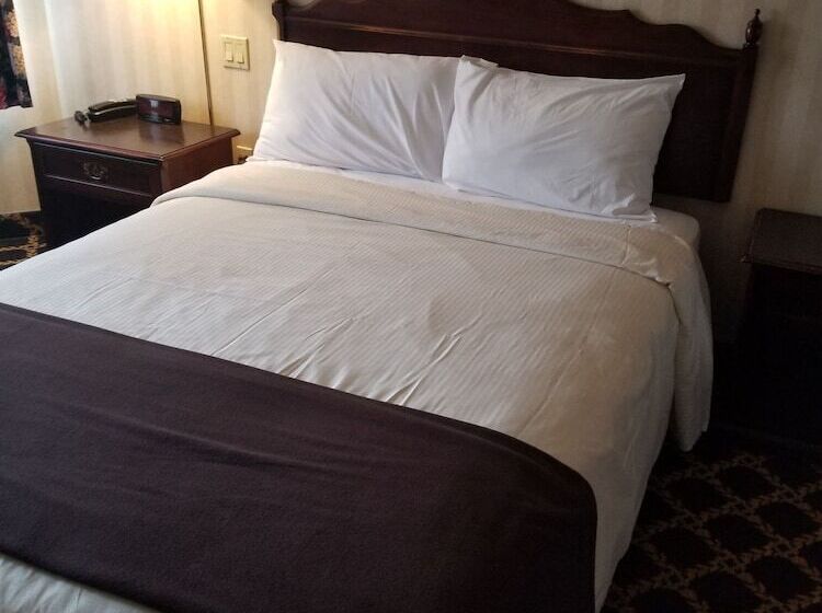 غرفة قياسية, Travelodge By Wyndham Niagara Falls Lundys Lane