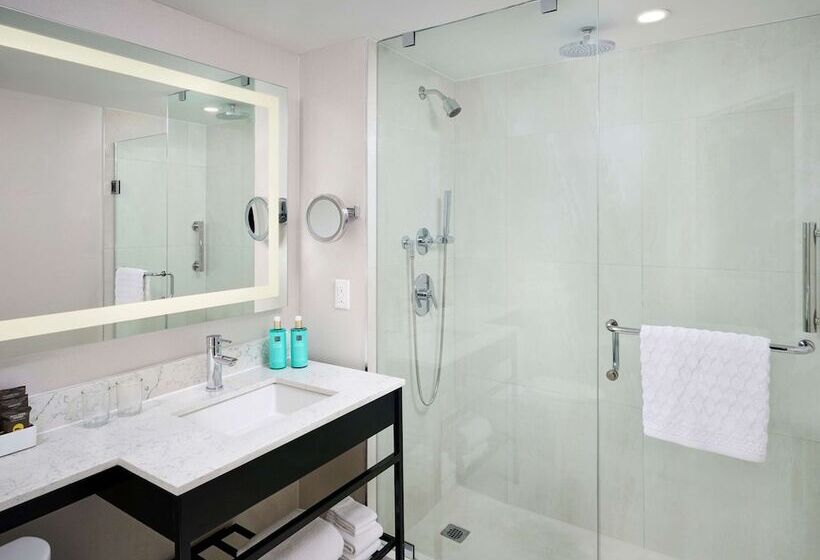 Полулюкс Президентский, The Novotel Toronto Centre