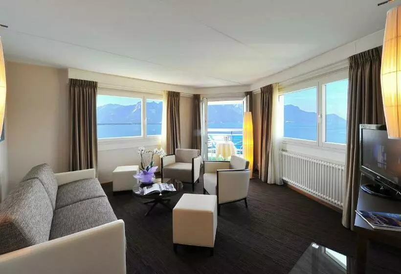 Suite with lake view, Mona