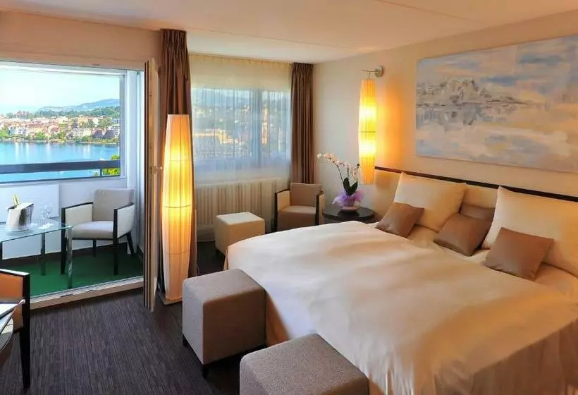 Suite with lake view, Mona