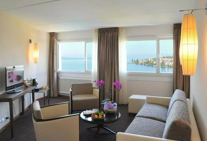 Suite with lake view, Mona