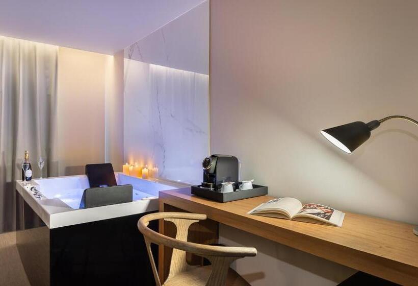 سوئیت با وان آب گرم, 9hotel Paquis