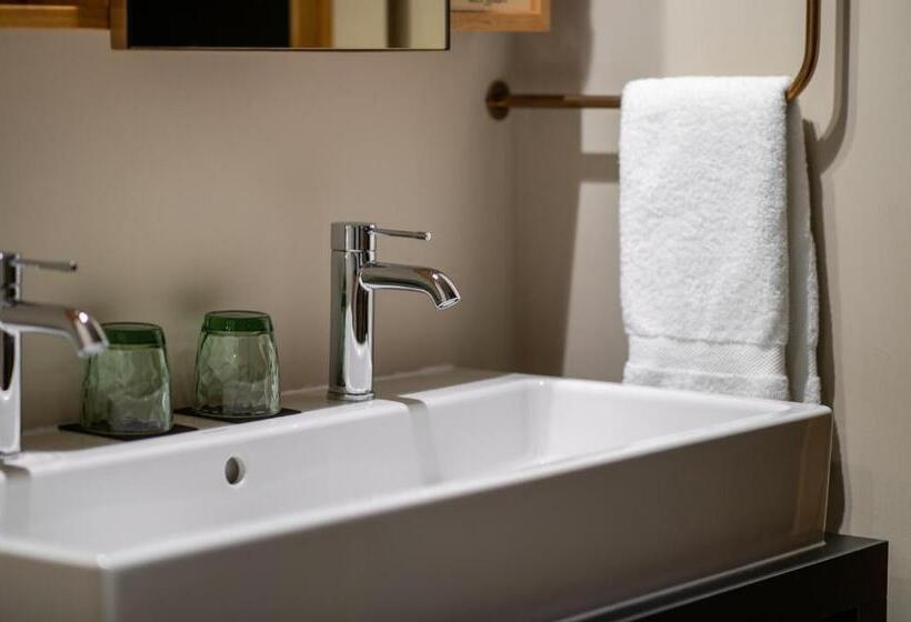 سوئیت با وان آب گرم, 9hotel Paquis