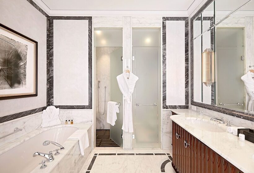 سوییت لوکس, Baur Au Lac