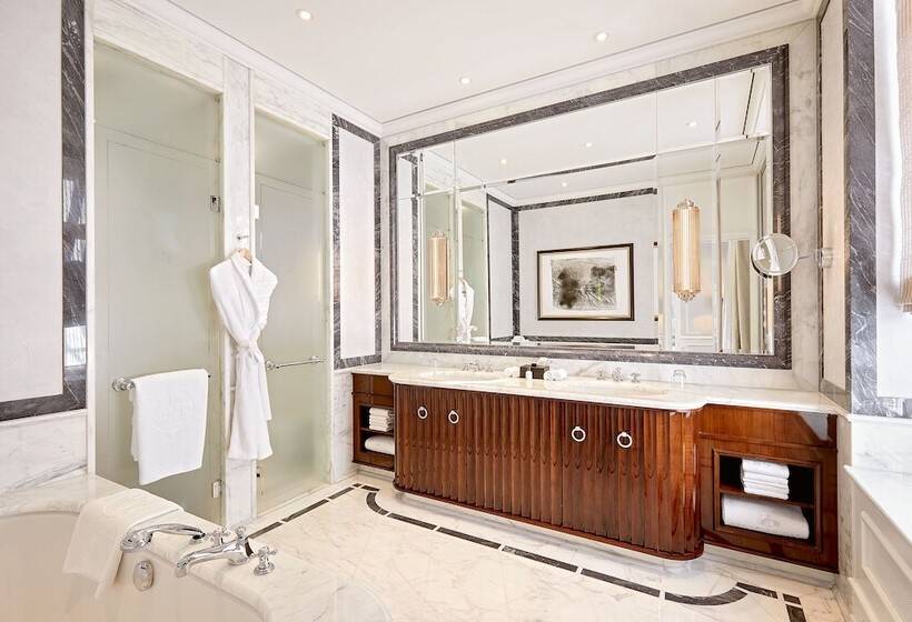 سوییت لوکس, Baur Au Lac