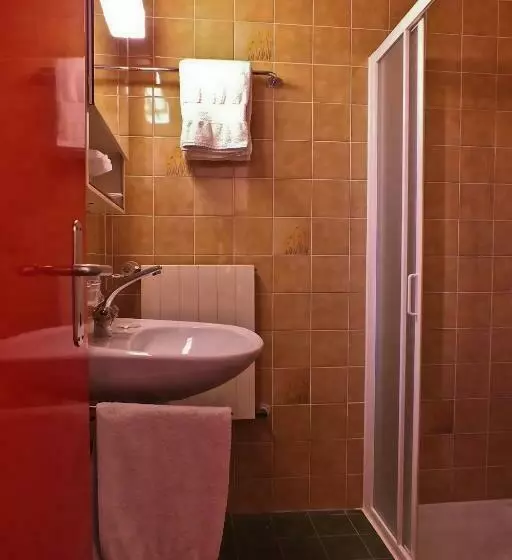 Chambre Basic Individuelle, Garni Centro