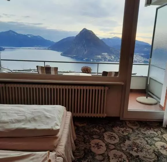 Suite with lake view, Colibrì