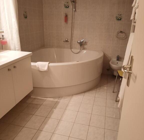 Suite with lake view, Colibrì