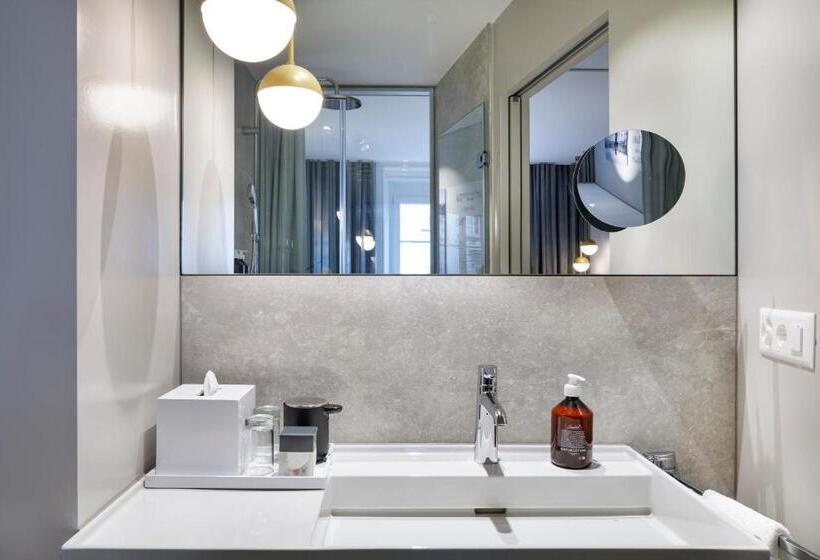 اتاق استاندارد یک نفره, Felix