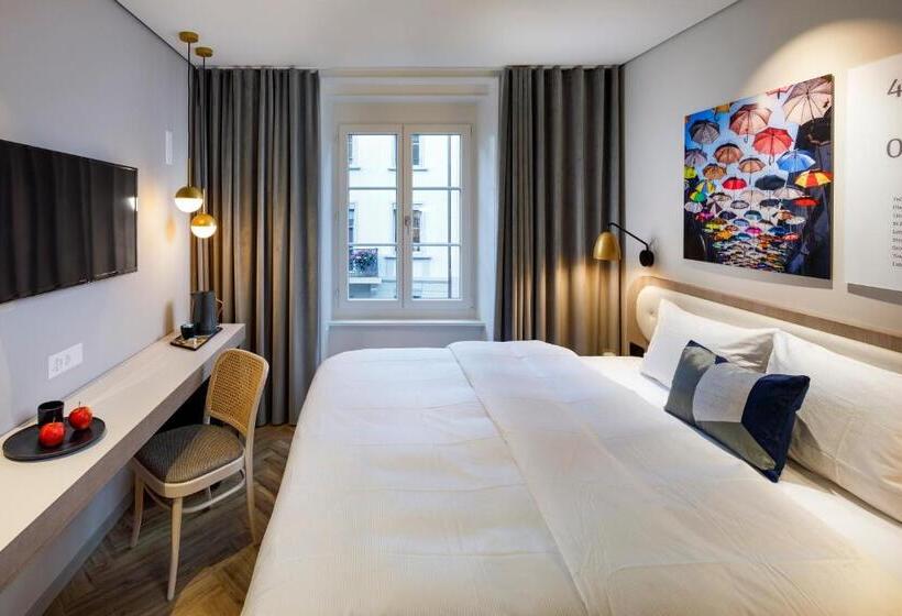 اتاق راحتی, Felix