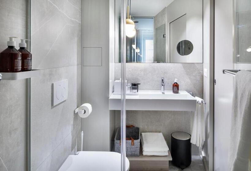 اتاق استاندارد سه نفره, Felix