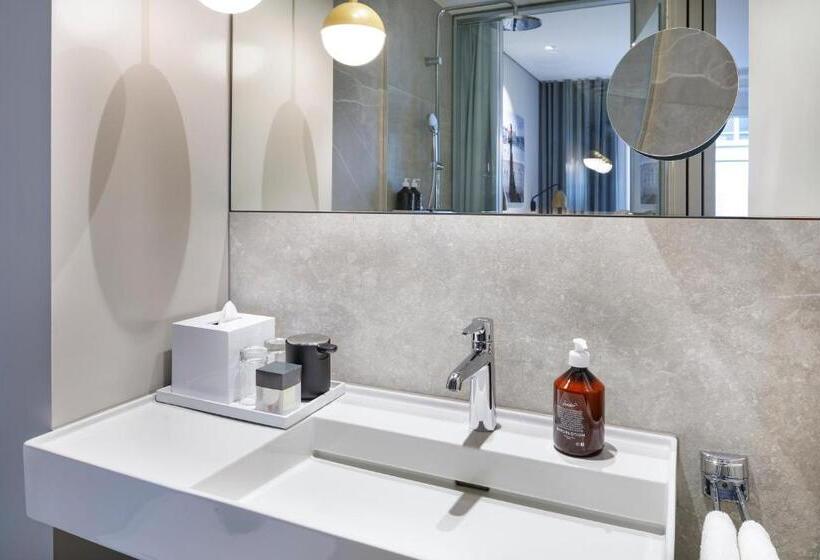 اتاق استاندارد سه نفره, Felix