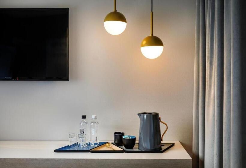 اتاق استاندارد سه نفره, Felix