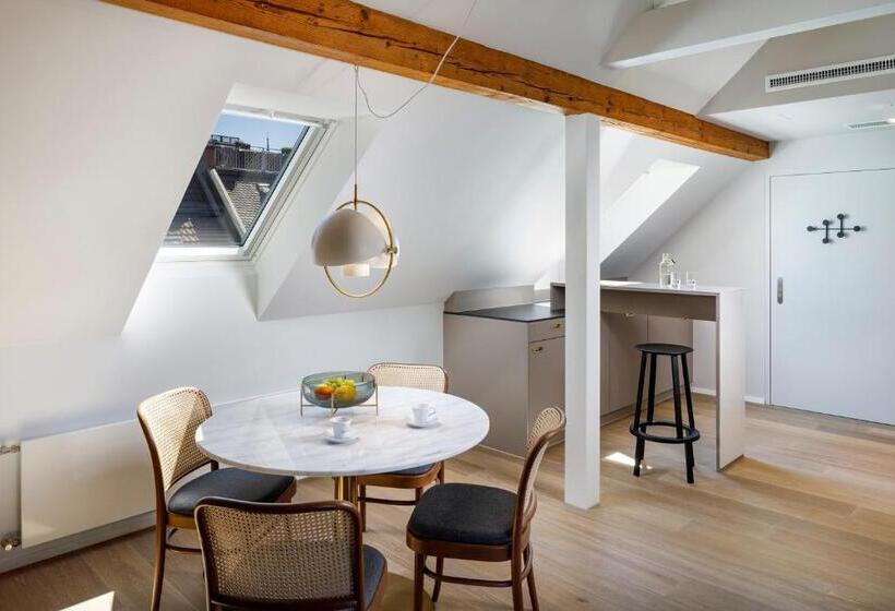 اتاق استاندارد, Felix