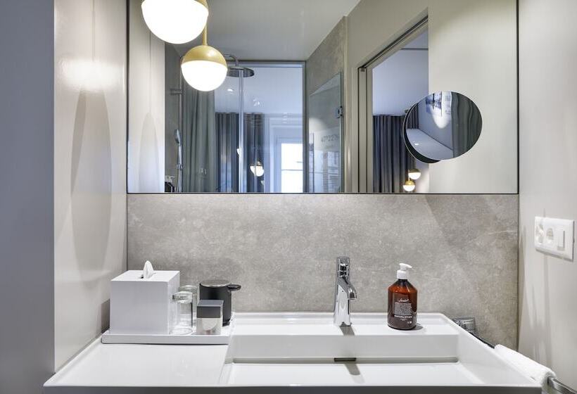 اتاق استاندارد یک نفره, Felix