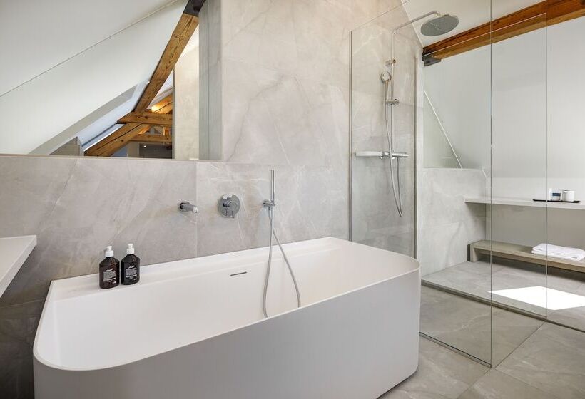 اتاق استاندارد, Felix