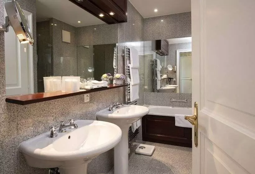 湖の見えるジュニアスイート, Hôtel Des Trois Couronnes & Spa The Leading Hotels Of The World
