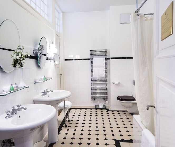 غرفة سوبيريور مطلة على المدينة, Hôtel Des Trois Couronnes & Spa   The Leading Hotels Of The World