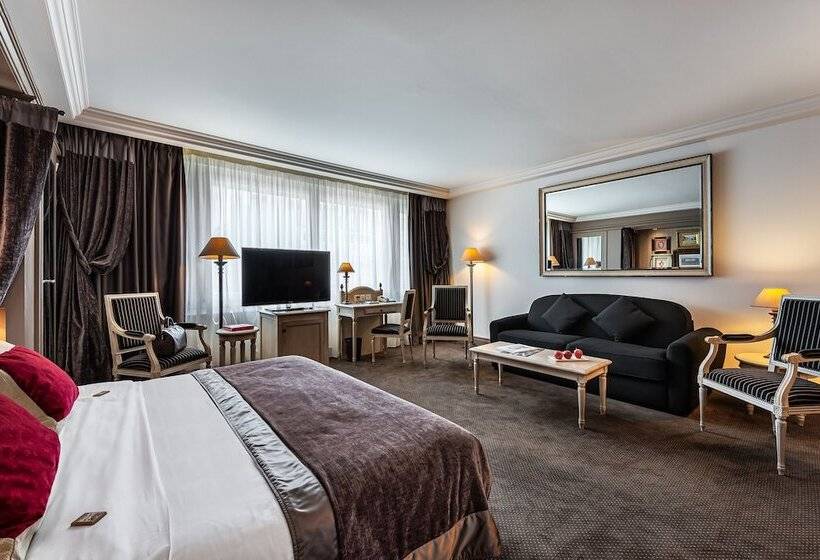 سوییت جونیور, Royal Manotel