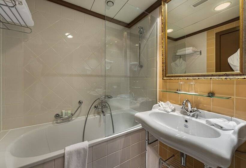 سوییت جونیور, Royal Manotel