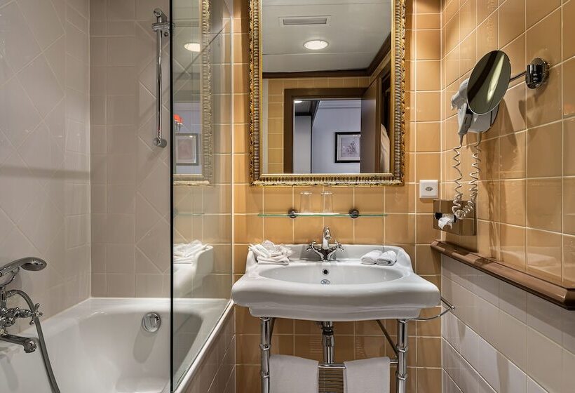 سوییت جونیور, Royal Manotel