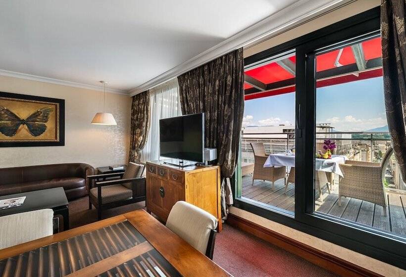 سوییت اجرایی, Royal Manotel