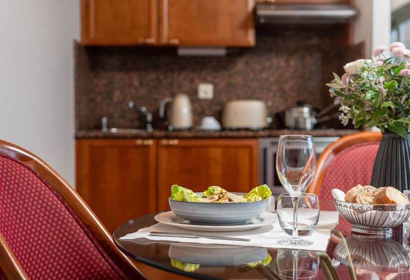 سوییت اجرایی, Royal Manotel