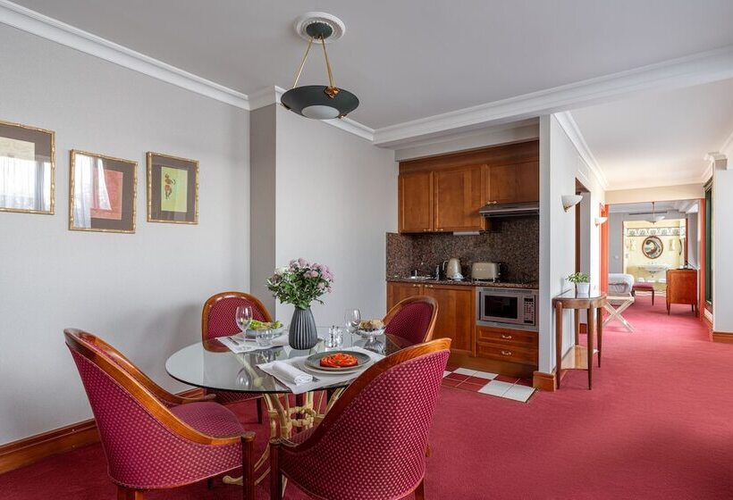 سوییت اجرایی, Royal Manotel