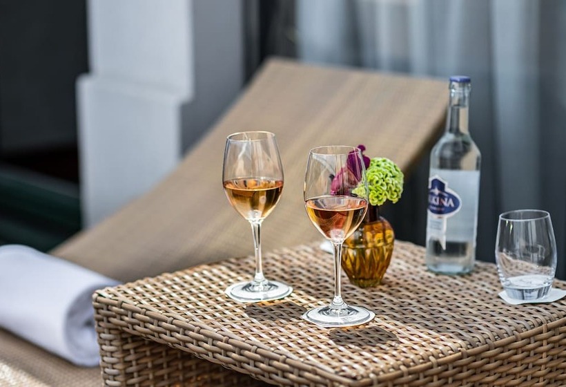 سوییت اجرایی, Royal Manotel