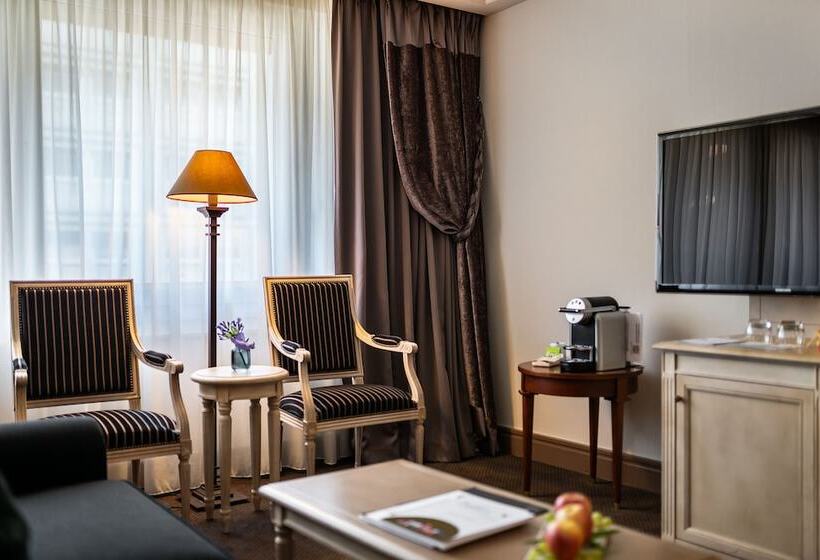 اتاق خانوادگی, Royal Manotel