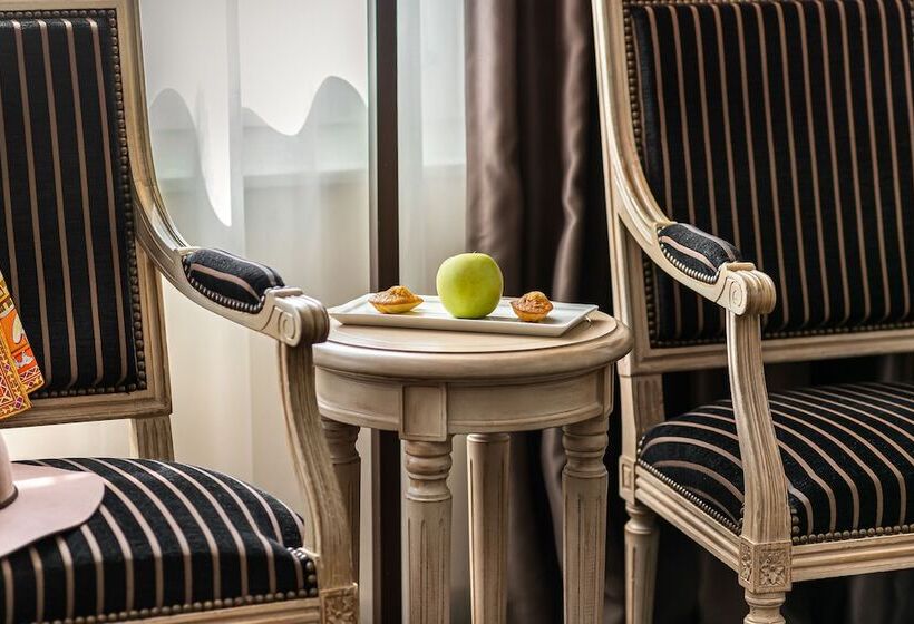 اتاق اجرایی سه نفره, Royal Manotel