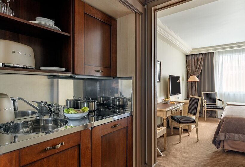 استودیوی استاندارد, Royal Manotel