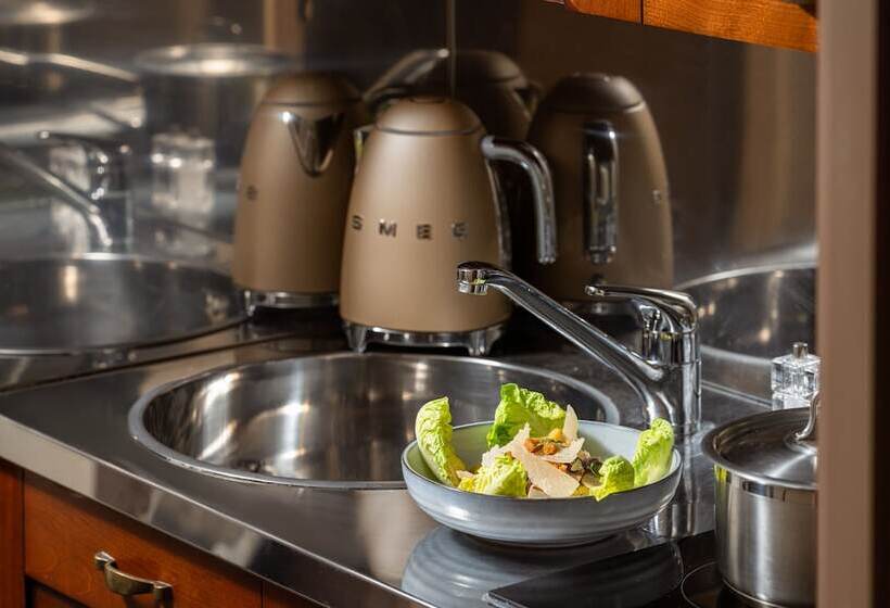 استودیوی استاندارد, Royal Manotel