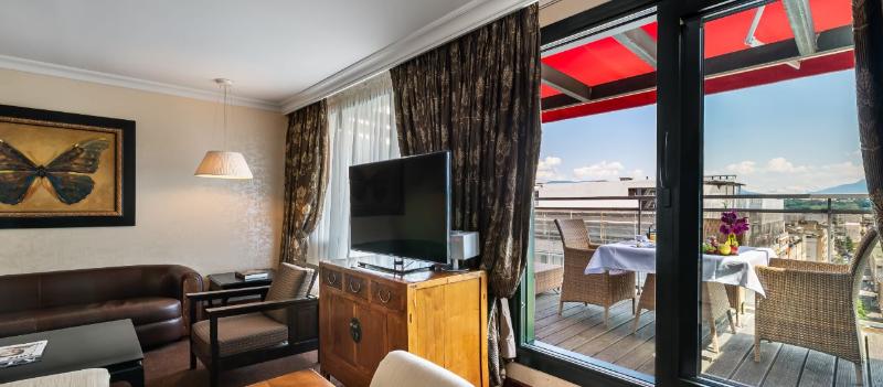 استودیوی استاندارد, Royal Manotel