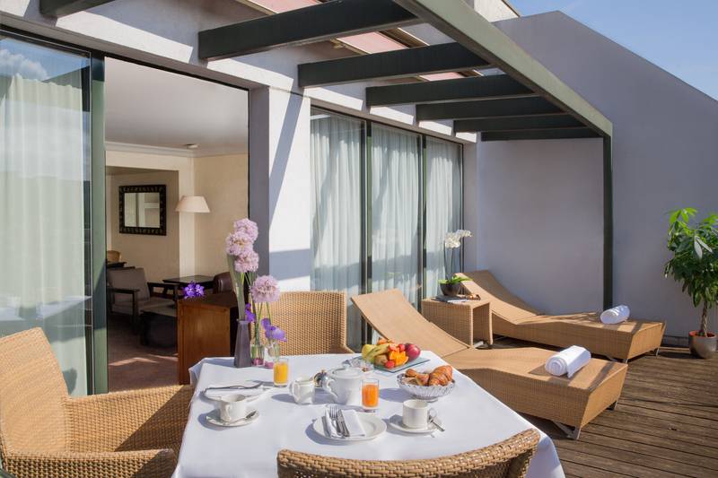 سوییت اجرایی, Royal Manotel