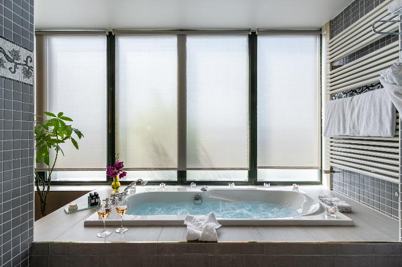 سوییت اجرایی, Royal Manotel