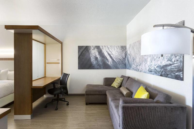 اتاق اجرایی, Royal Manotel