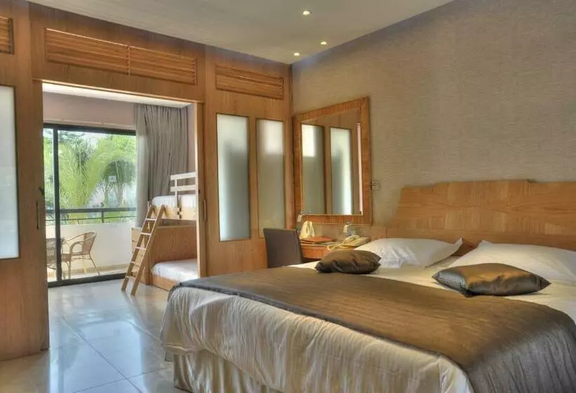 سوییت خانوادگی, Adams Beach Hotel & Spa
