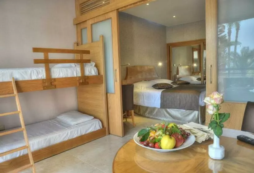 سوییت خانوادگی, Adams Beach Hotel & Spa