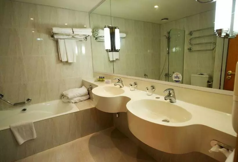 سوییت خانوادگی, Adams Beach Hotel & Spa